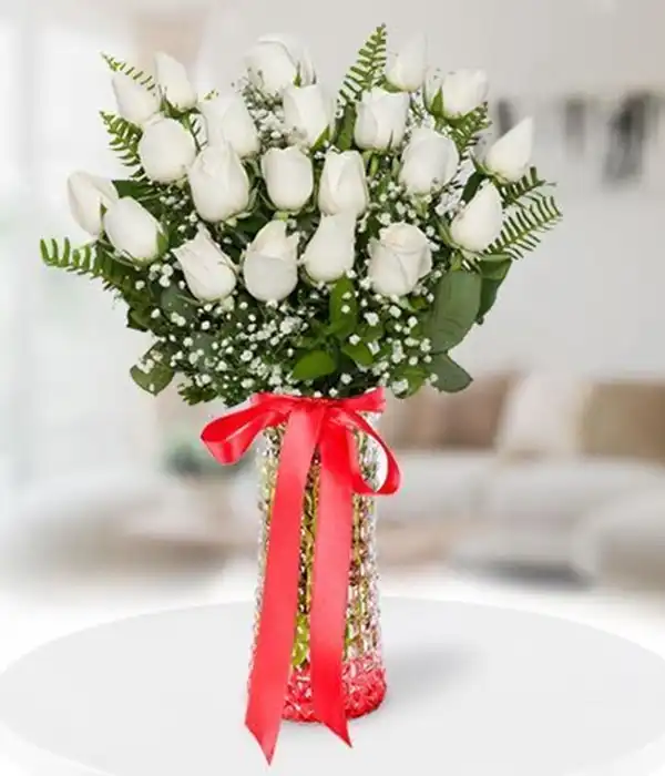 Vazoda Beyaz Güller