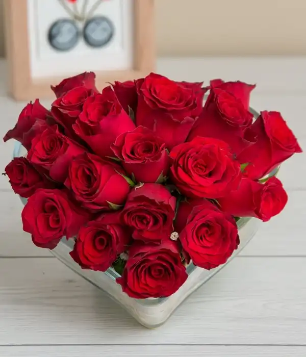 21 Kırmızı Gül Kalp Fanusta