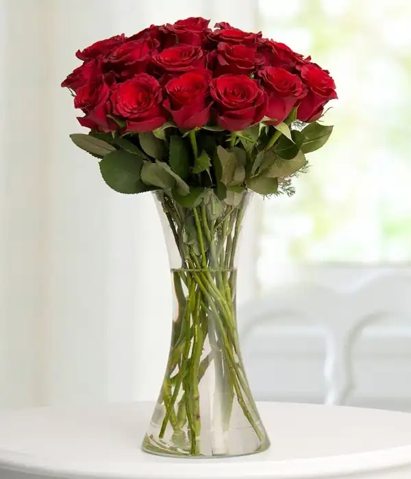 25 Kırmızı Gül Cam Vazoda