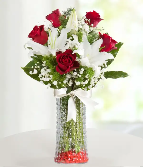Lilyum ve Kırmızı Gül Cam Vazoda