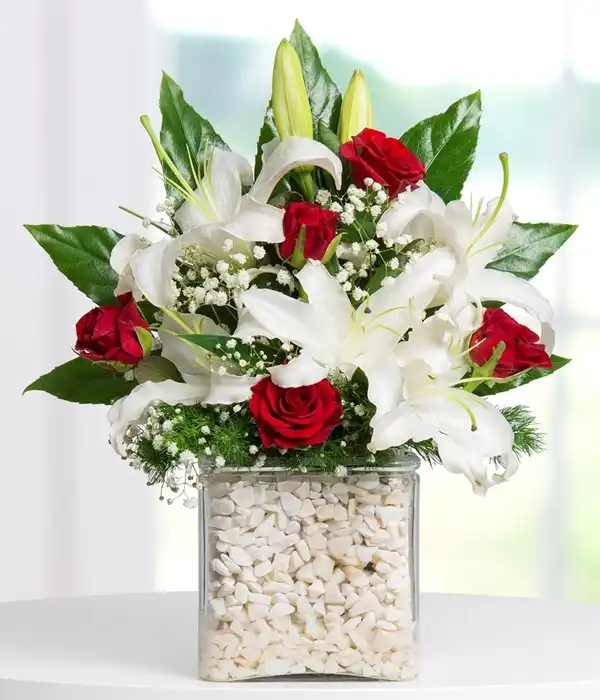 Lilyum ve Kırmızı Güller Kare Vazoda
