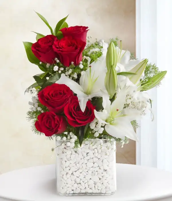 Kırmızı Gül ve Beyaz Lilyum Kare Vazoda