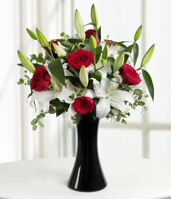 Siyah Vazoda Lilyum ve Kırmızı Güller