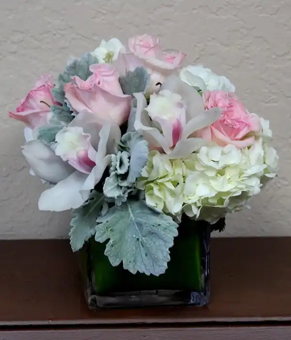 Beyaz Şakayık ve Güller