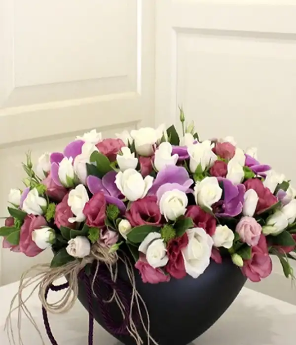 Beyaz Gül ve Orkidelerin Ahengi