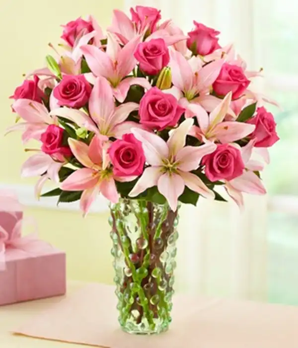 Pembe Güller ve Lilyumların Uyumu