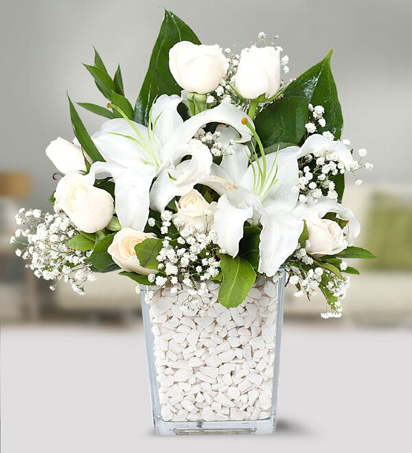 Beyaz Lilyum ve Güller